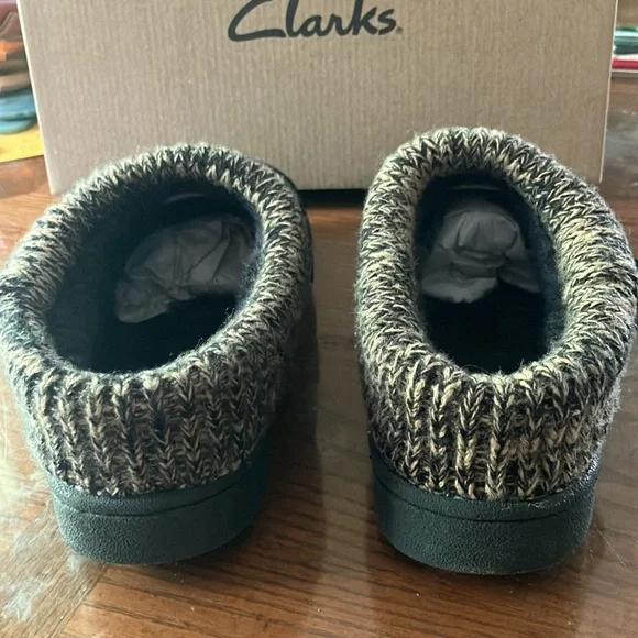 NEW Clark Suede size 7 indoor/outdoor slippers - Picture 8 of 9